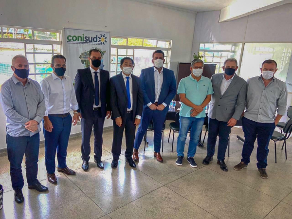 Josu&eacute; Ramos - Prefeito de Vargem Grande Paulista; Rog&eacute;rio Franco - Prefeito de Cotia; Jos&eacute; Ant&ocirc;nio Pereira - Prefeito de Embu Gua&ccedil;u; Aprigio da Silva - Prefeito de Tabo&atilde;o da Serra; Ney Santos - Prefeito de Embu das Artes; Francisco Nakano - Prefeito de Itapecerica da Serra; Ayres Scorsatto - Prefeito de Juquitiba e Felipe Seme Amed - Prefeito de S&atilde;o Louren&ccedil;o da Serra.