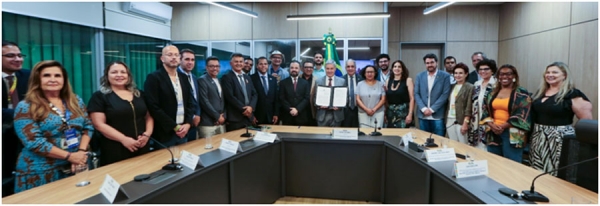 CONISUD participa da confec&ccedil;&atilde;o e assinatura do Termo de Coopera&ccedil;&atilde;o T&eacute;cnica entre a Rede Nacional de Cons&oacute;rcios P&uacute;blicos (RNCP) e Minist&eacute;rio do Desenvolvimento Agr&aacute;rio e Agricultura Familiar (MDA) em Bras&iacute;lia