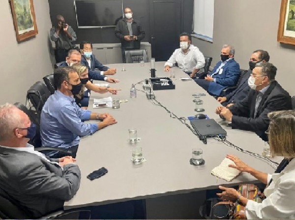 PREFEITOS DO CONISUD SE REUNEM COM SECRET&Aacute;RIO MARCOS VINHOLI NO PAL&Aacute;CIO BANDEIRANTES CONTRA O FECHAMENTO DOS PRONTOS SOCORROS DOS HOSPITAIS REGIONAIS.