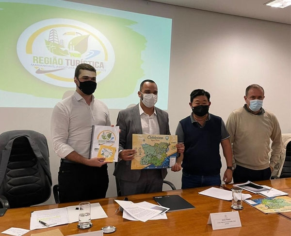 Guilherme Miranda - Secret&aacute;rio Executivo de Turismo do Estado; Hugo Prado - Vice Prefeito de Embu das Artes; Paulo Kanji Sasaki &ndash; Prefeito de Ibiuna e Felipe Seme Amed - Prefeito Interino de S&atilde;o Louren&ccedil;o da Serra.